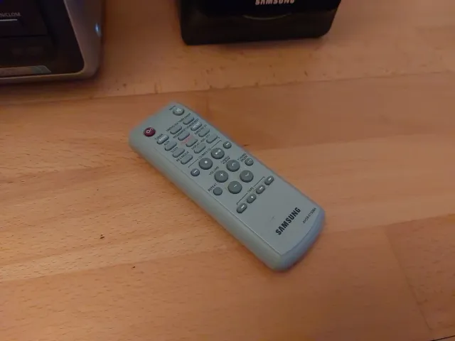 Mini cadena Samsung MM-CB con radio, CD y cassette