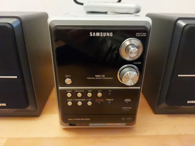 Mini cadena Samsung MM-CB con radio, CD y cassette