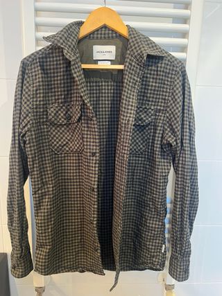 Camisa de cuadros verde y negra