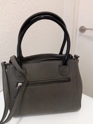 Bolso gris pequeño charol y polipiel