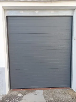 Puerta de garaje gris como nueva