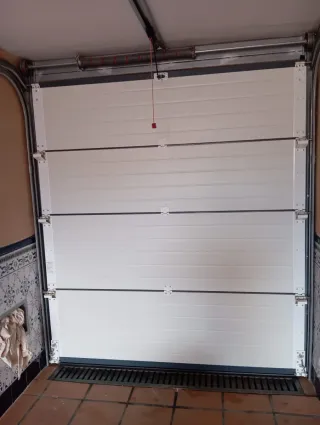 Puerta de garaje gris como nueva