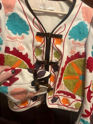 Chaqueta bordada multicolor