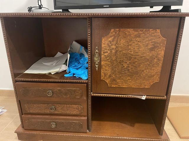 Mueble de madera con detalles dorados