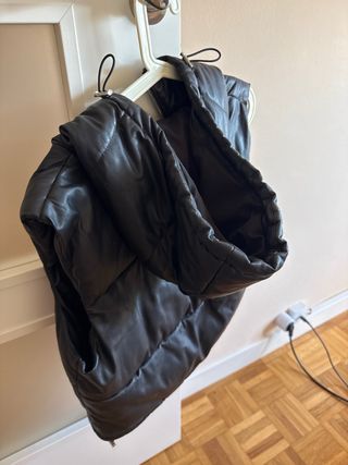 Chaleco acolchado Bershka negro