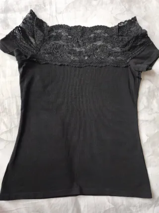 Camiseta negra con encaje