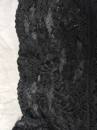 Camiseta negra con encaje