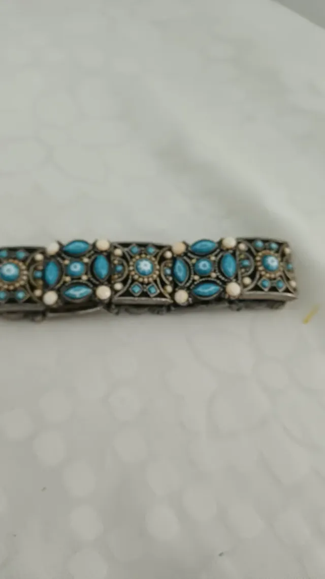 Pulsera plateada con detalles azules