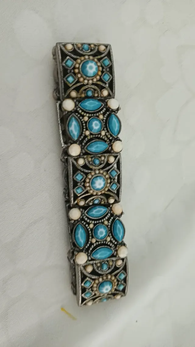 Pulsera plateada con detalles azules