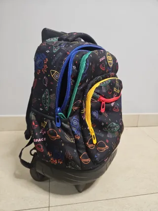 Mochila con ruedas y diseño espacial