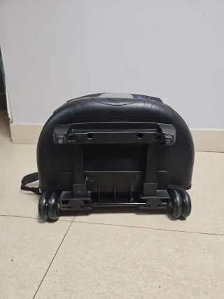 Mochila con ruedas y diseño espacial