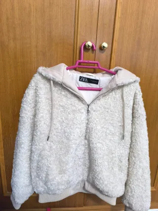 Cazadora borreguito Zara con capucha