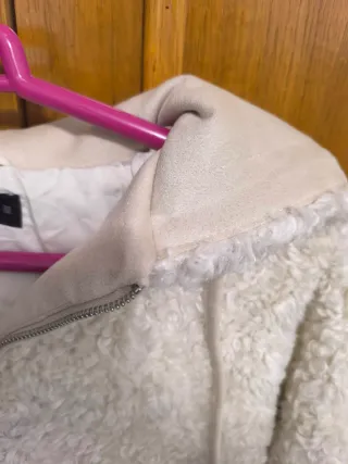 Cazadora borreguito Zara con capucha