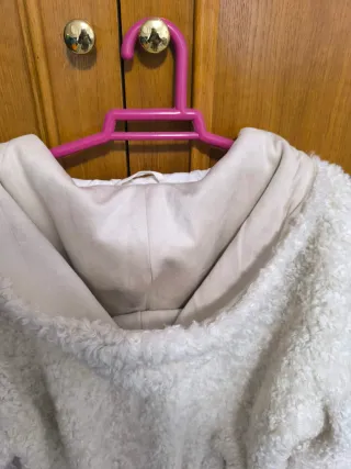 Cazadora borreguito Zara con capucha