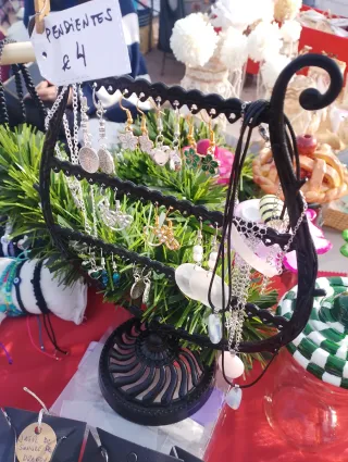 Collares y pendientes artesanales