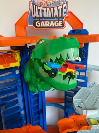 Pista/parking de Coches Hot Wheels con Dinosaurio