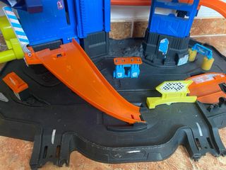 Pista/parking de Coches Hot Wheels con Dinosaurio