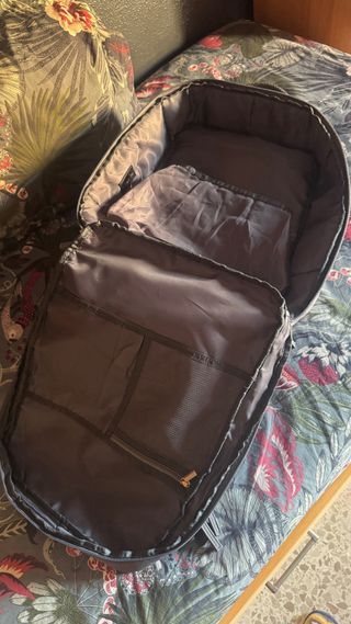 Mochila de viaje gris