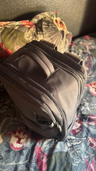 Mochila de viaje gris