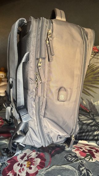 Mochila de viaje gris