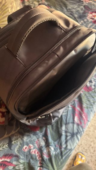 Mochila de viaje gris