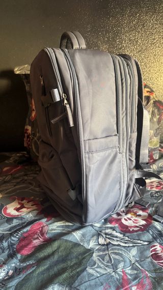 Mochila de viaje gris