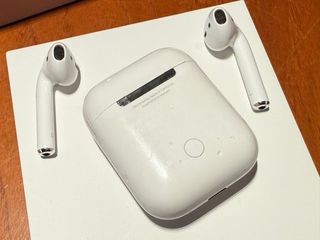 AirPods 2 con estuche de carga
