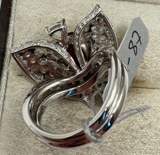 Anillo Oro 18 kt con rubí y diamantes