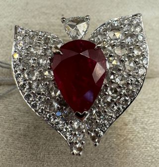 Anillo Oro 18 kt con rubí y diamantes