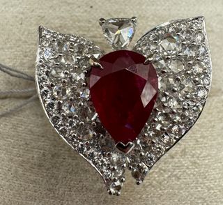 Anillo Oro 18 kt con rubí y diamantes