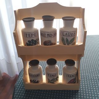 Etagere portaspezie in ceramica e legno