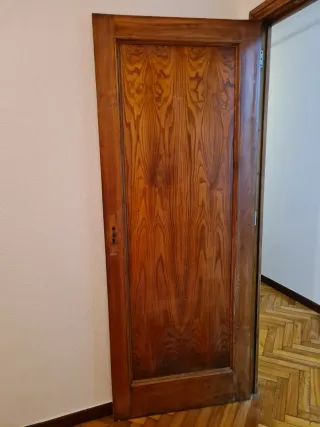 Puerta interior de castaño