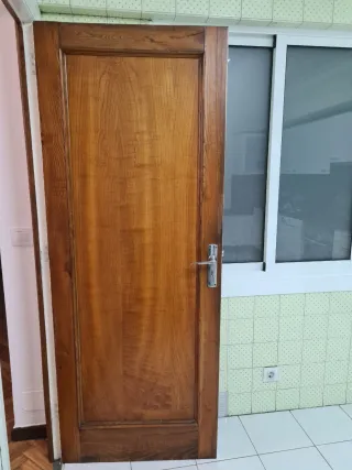 Puerta interior de castaño