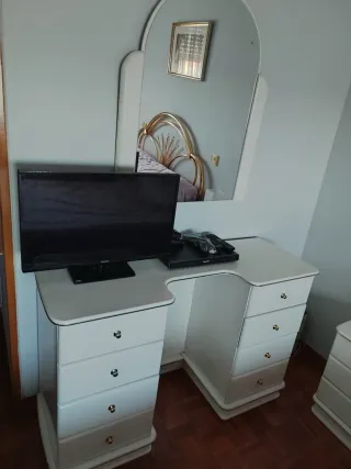 Cómoda tocador con espejo vintage blanco detalles