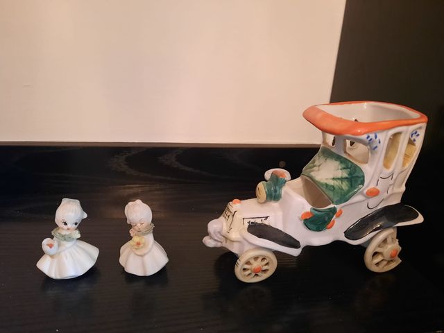 Set di figure in porcellana con carrozza antica