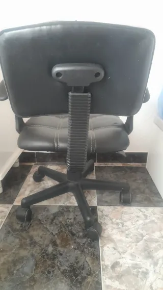 Silla de oficina negra con ruedas