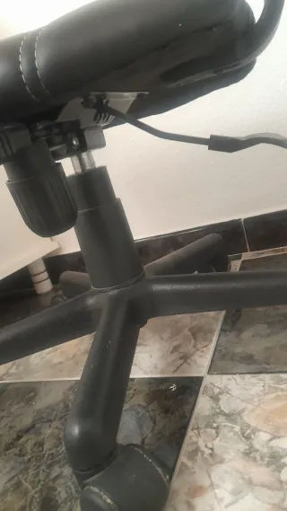 Silla de oficina negra con ruedas