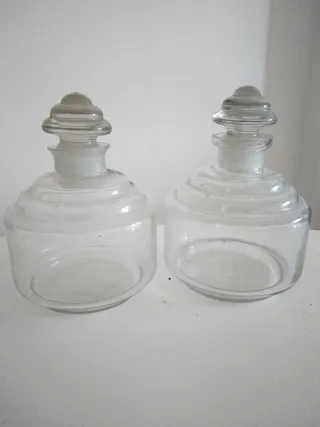 Splendida coppia di antiche bottiglie da farmacia in vetro