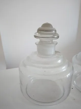 Splendida coppia di antiche bottiglie da farmacia in vetro