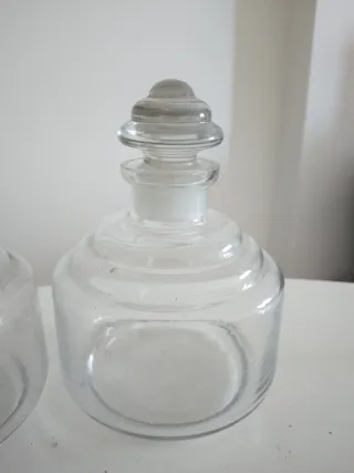 Splendida coppia di antiche bottiglie da farmacia in vetro