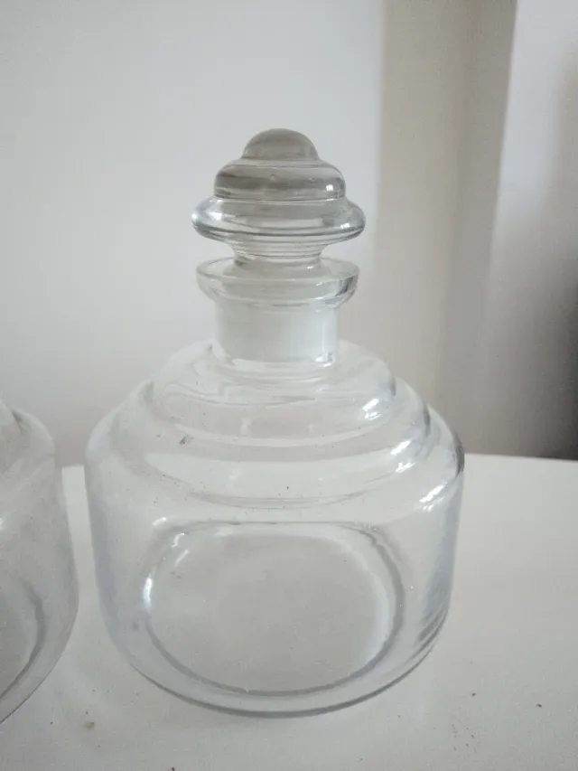 Splendida coppia di antiche bottiglie da farmacia in vetro