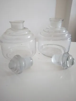 Splendida coppia di antiche bottiglie da farmacia in vetro