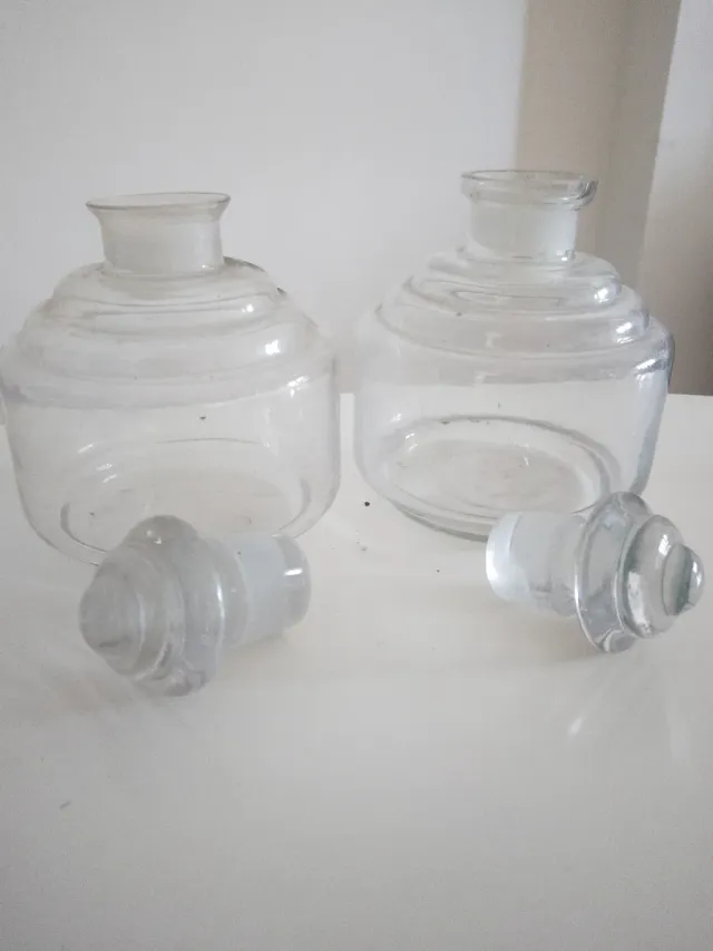 Splendida coppia di antiche bottiglie da farmacia in vetro