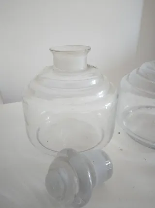 Splendida coppia di antiche bottiglie da farmacia in vetro