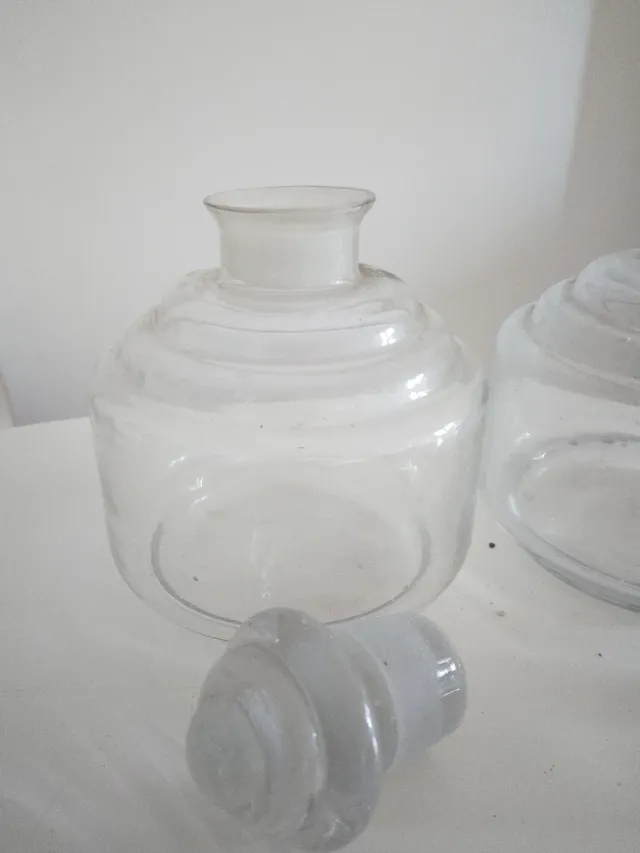 Splendida coppia di antiche bottiglie da farmacia in vetro