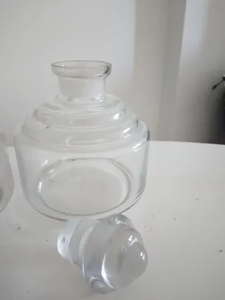 Splendida coppia di antiche bottiglie da farmacia in vetro