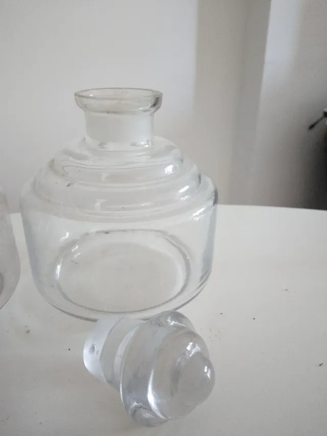 Splendida coppia di antiche bottiglie da farmacia in vetro