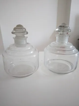 Splendida coppia di antiche bottiglie da farmacia in vetro