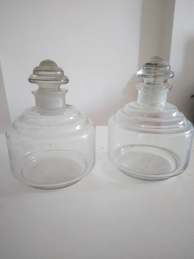 Splendida coppia di antiche bottiglie da farmacia in vetro