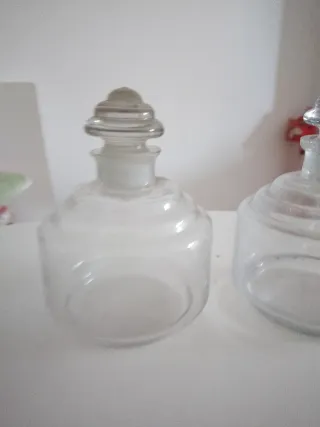 Splendida coppia di antiche bottiglie da farmacia in vetro